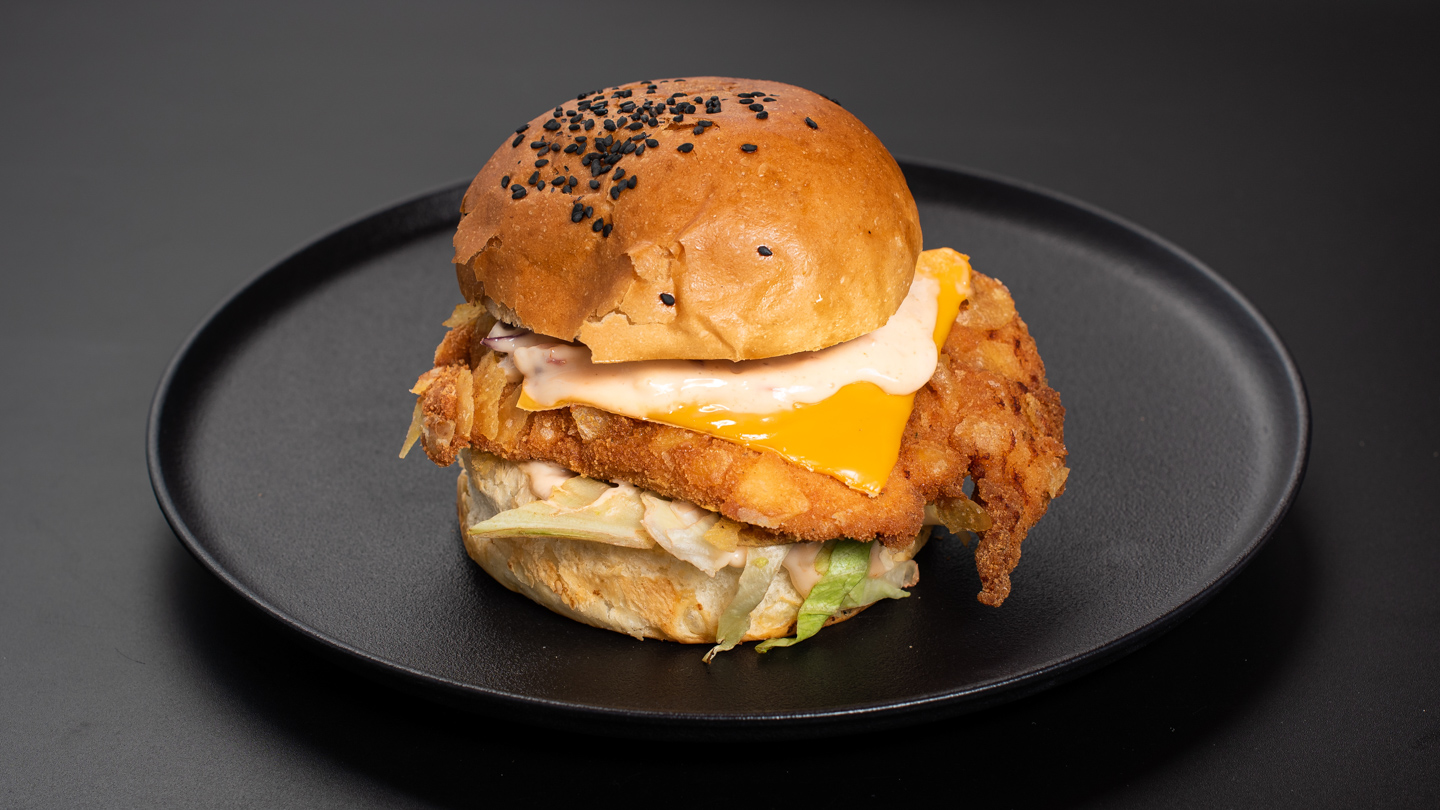 Cornflakes bundába rántott csibeburger