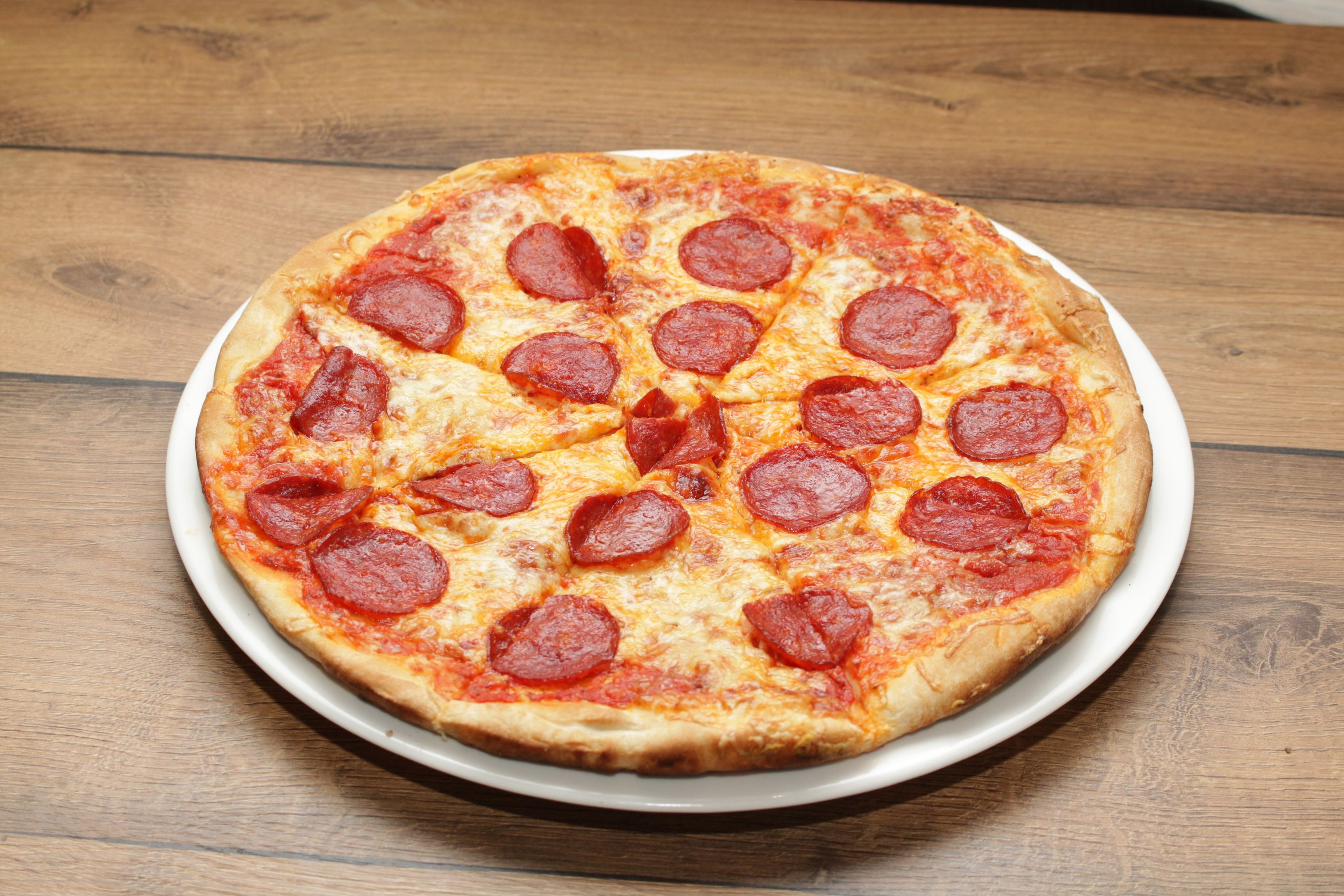 Pikáns szalámis pizza