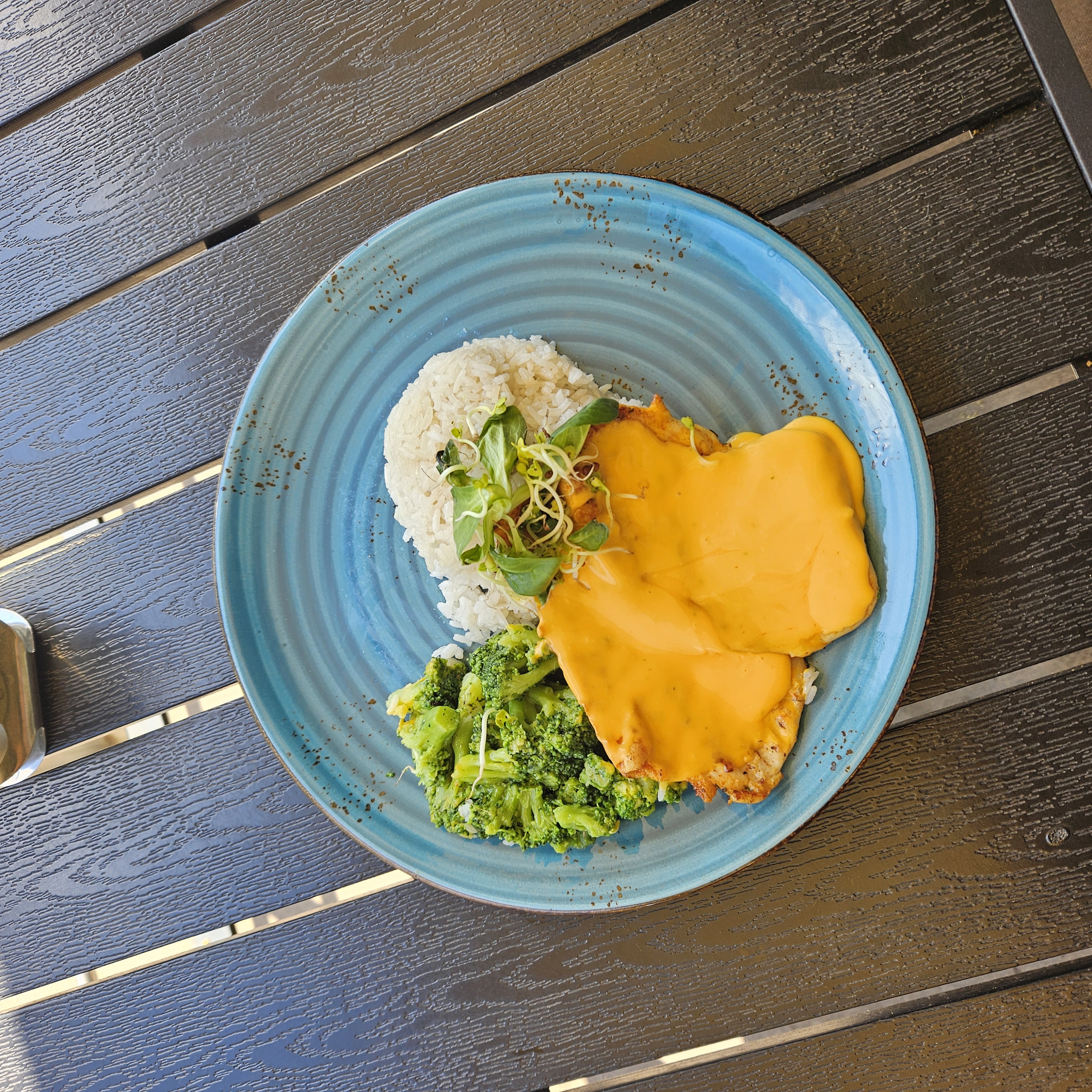 Grillezett csirkemell cheddar sajtmártással, jázmin rizzsel és brokkolival