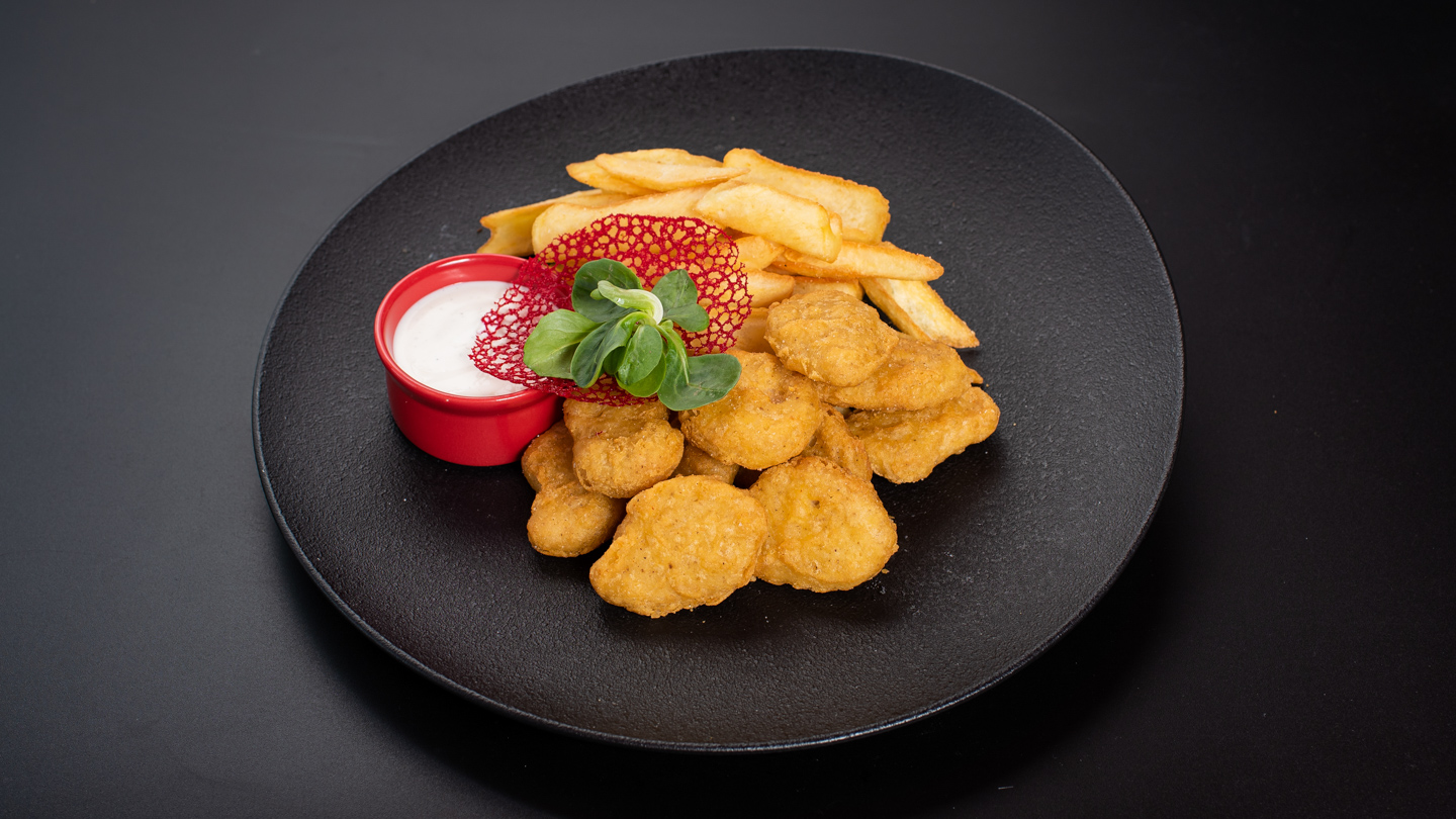 Chicken nuggets tempurás bundában, csónakburgonyával és tartár mártással
