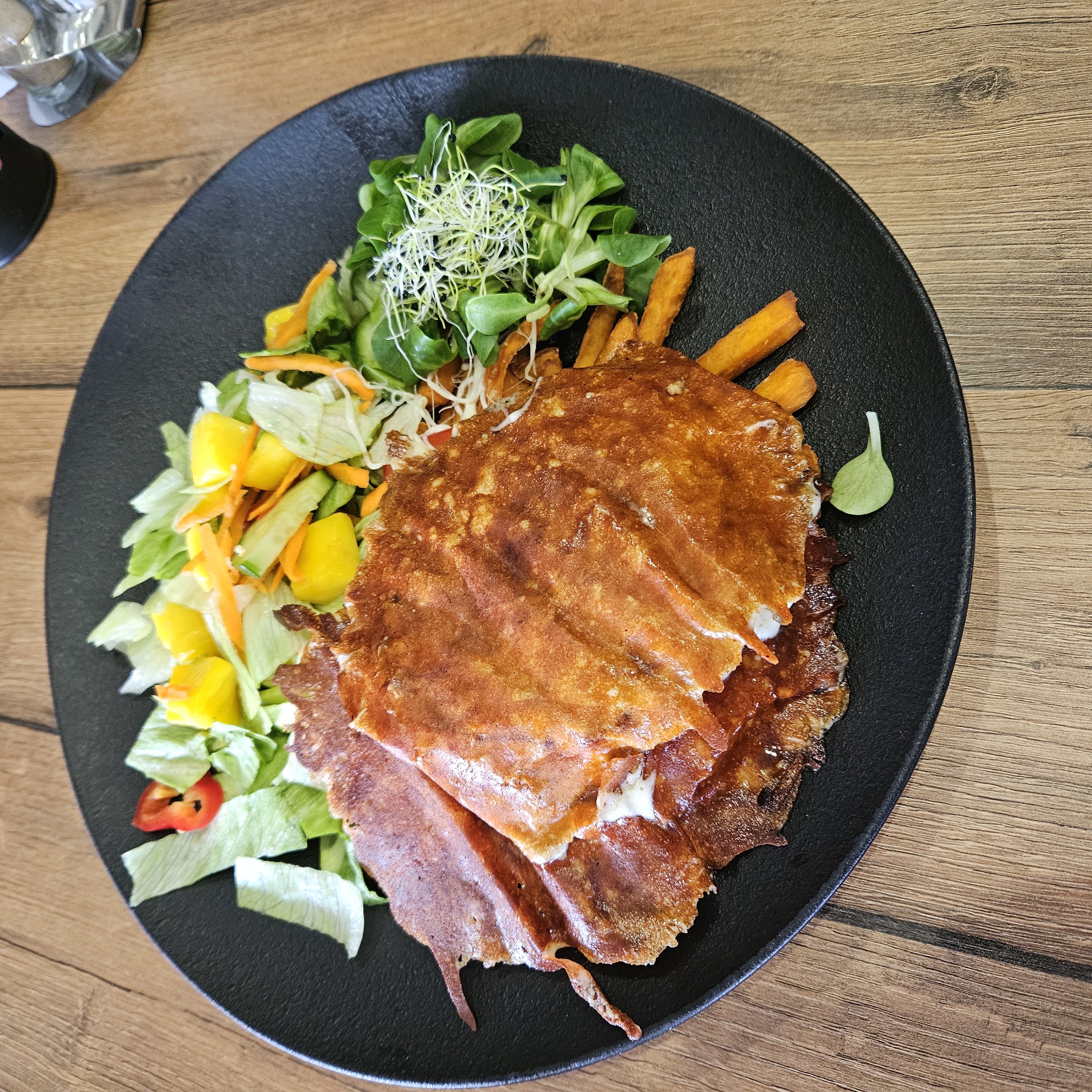Super cheese chicken ropogós édesburgonyahasábbal és friss kevert mangósalátával